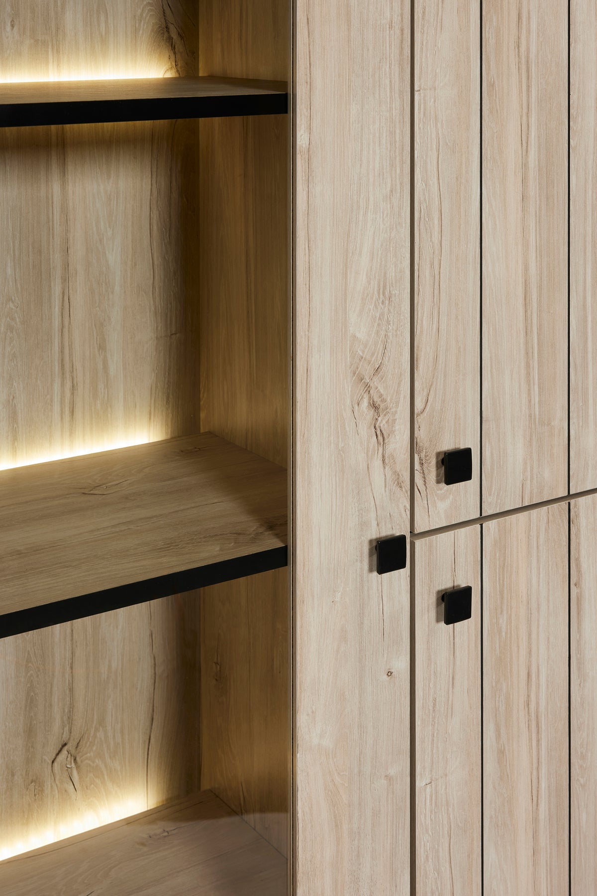 GBO - Vitrine Tommy - Beach oak - 124x180x48cm