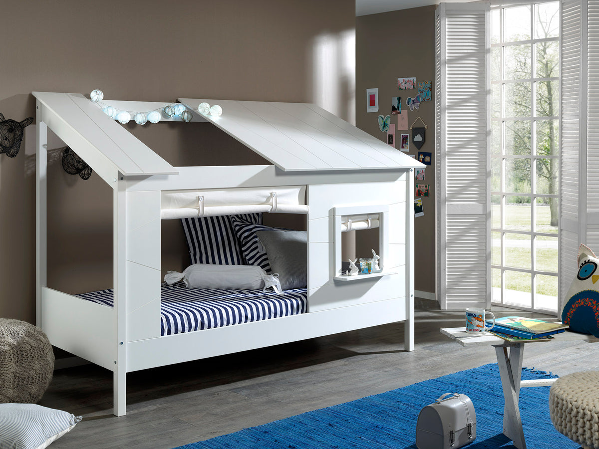 Deze Housebed-combinatie bestaat uit een housebed en een gordijn.