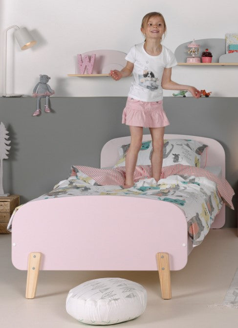 Deze KIDDY-combinatie in roze bestaat uit een bed (90 x 200) en het bijbehorende nachtkastje.