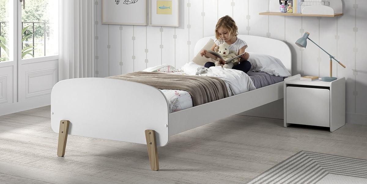 Cette combinaison KIDDY blanche se compose d'un lit (90x200) et de sa table de chevet assortie.
