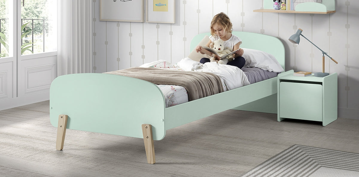 Cet ensemble Kiddy vert menthe se compose d'un lit (90 x 200) et d'une table de chevet assortie.