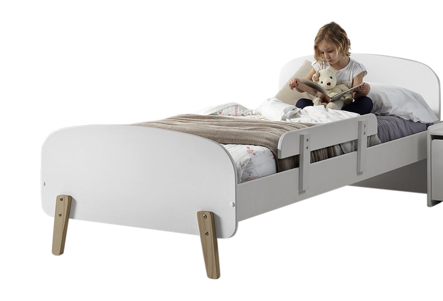 Deze KIDDY-combinatie in het wit bestaat uit een bed (90 x 200 cm) en bijbehorende uitvalbeveiliging.