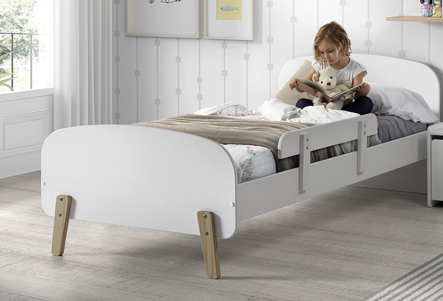 Deze KIDDY-combinatie in het wit bestaat uit een bed (90 x 200 cm) en bijbehorende uitvalbeveiliging.