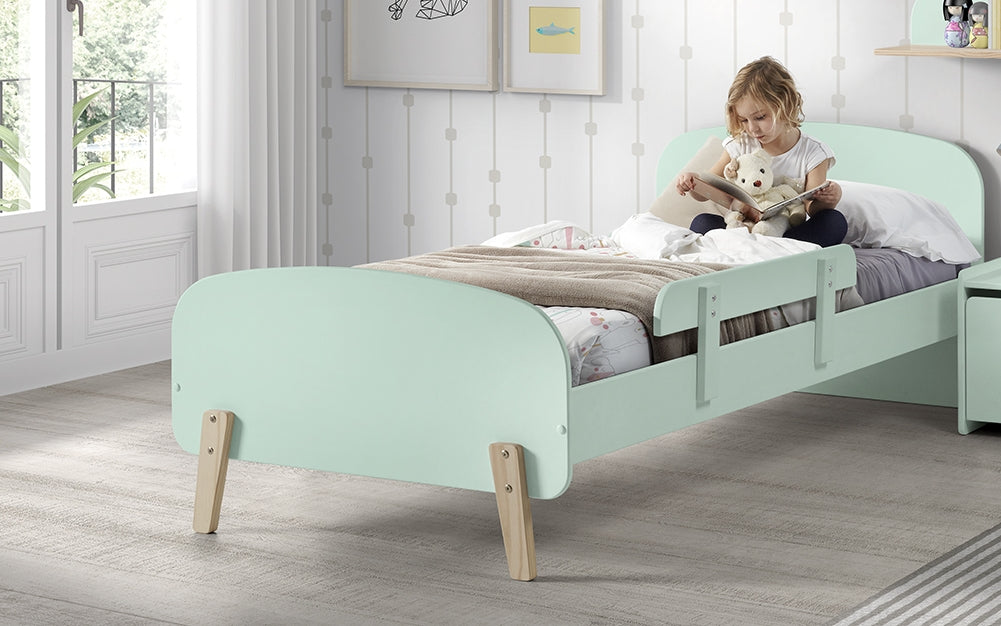 Cette combinaison KIDDY vert menthe se compose d'un lit (90x200) et de la barrière de sécurité correspondante.