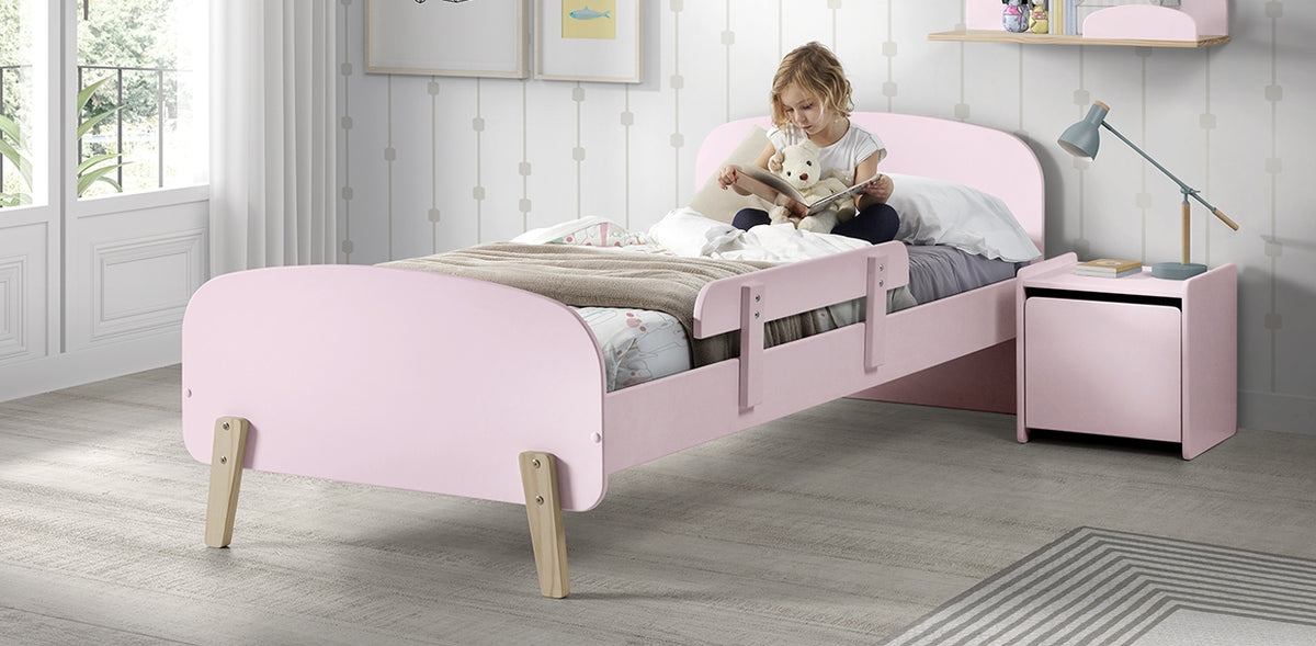 Deze KIDDY combinatie in roze bestaat uit een bed (90x200) met nachtkastje en uitvalbeveiliging.