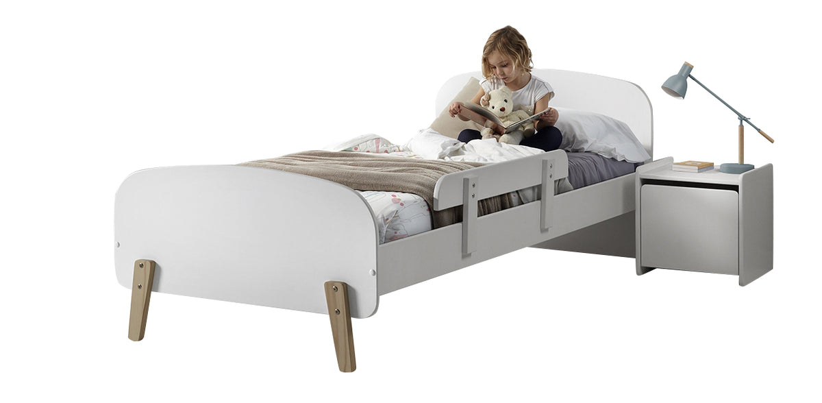 Ce combiné KIDDY blanc se compose d'un lit (90 x 200) avec table de chevet et barrière de sécurité.