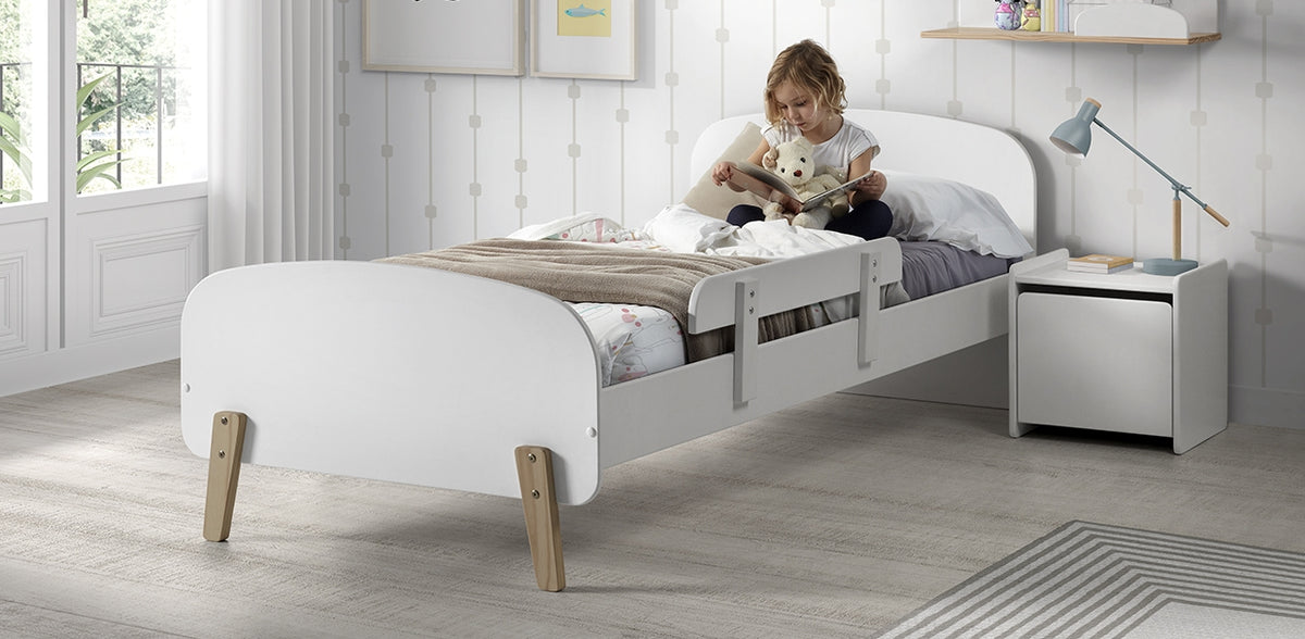 Ce combiné KIDDY blanc se compose d'un lit (90 x 200) avec table de chevet et barrière de sécurité.