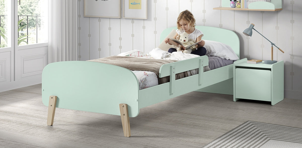 Cette combinaison KIDDY en vert menthe comprend un lit (90x200) avec table de chevet et barrière de sécurité.