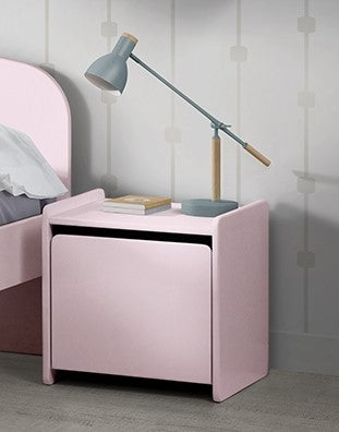 Deze KIDDY combinatie in roze bestaat uit een bed (90x200) met nachtkastje, uitvalbeveiliging en speelkoffer.