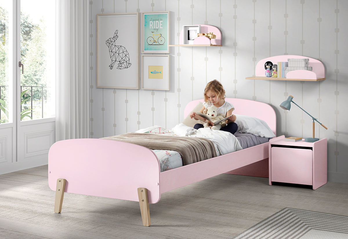 Cet ensemble Kiddy rose se compose d'un lit (90x200) avec une table de chevet et 2 étagères murales (45 et 65 cm).