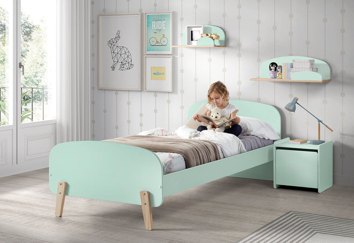 Cette combinaison KIDDY en vert menthe comprend un lit (90x200) avec une table de chevet et 2 étagères murales (45 et 65 cm).