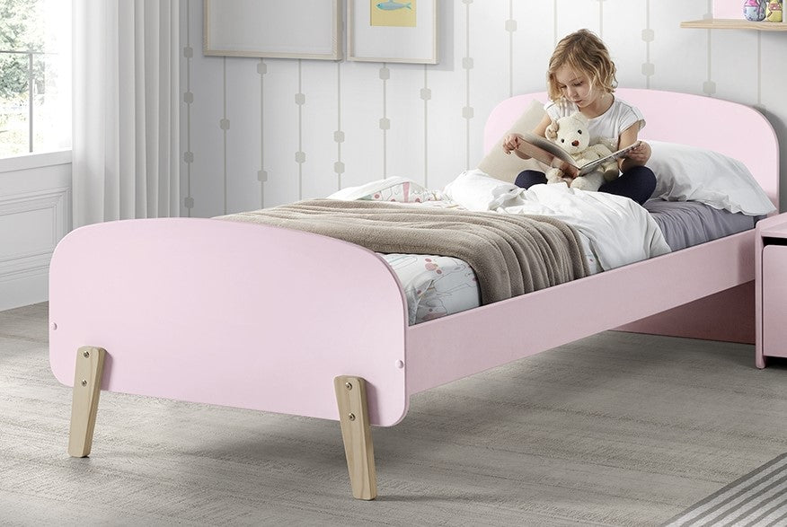 Deze KIDDY combinatie in roze bestaat uit een bed (90x200) met nachtkastje, 2 hangplankjes (45 en 65 cm) en een uitvalbeveiliging.