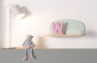 Deze KIDDY combinatie in mintgroen bestaat uit een bed (90x200) met nachtkastje, 2 hangplankjes (45 en 65 cm) en een speelkoffer.
