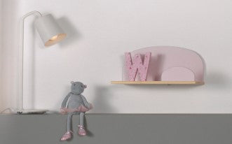 Deze KIDDY combinatie in roze bestaat uit een bed (90x200) met nachtkastje, 2 hangplankjes (45 en 65 cm), uitvalbeveiliging en speelkoffer.