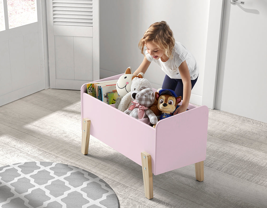 Deze KIDDY combinatie in roze bestaat uit een bed (90x200) met nachtkastje, 2 hangplankjes (45 en 65 cm), uitvalbeveiliging en speelkoffer.