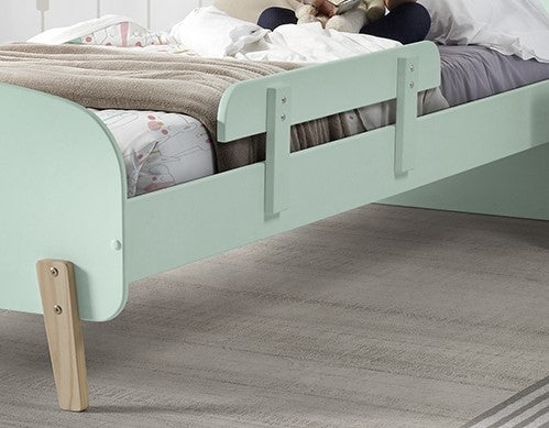Deze KIDDY combinatie in mintgroen bestaat uit een bed (90x200) met nachtkastje, 2 hangplankjes (45 en 65 cm), uitvalbeveiliging en speelkoffer.