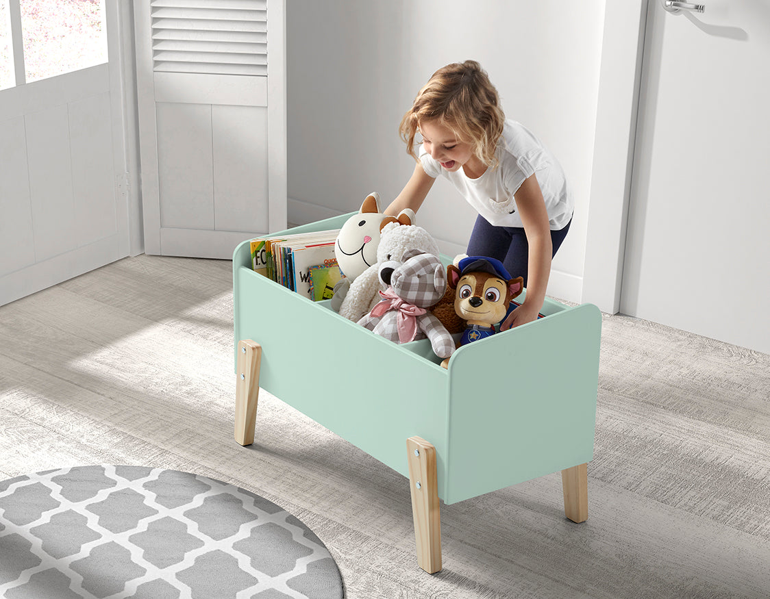 Deze KIDDY combinatie in mintgroen bestaat uit een bed (90x200) met nachtkastje, 2 hangplankjes (45 en 65 cm), uitvalbeveiliging en speelkoffer.