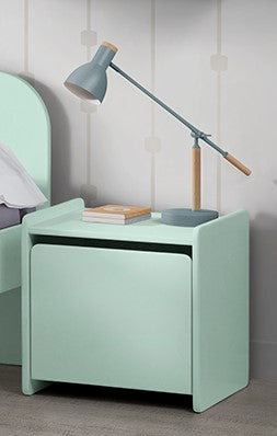 Deze KIDDY combinatie in mintgroen bestaat uit een bed (90x200) met nachtkastje, 2 hangplankjes (45 en 65 cm), uitvalbeveiliging en speelkoffer.