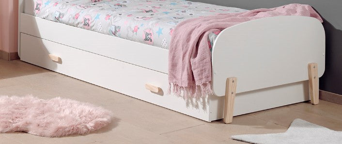 Cette combinaison Kiddy blanche comprend un lit (90 x 200 cm) et un lit gigogne assorti.