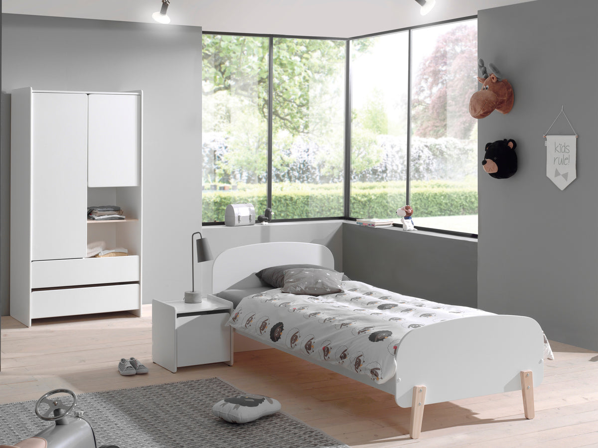 Deze KIDDY-combinatie in wit bestaat uit een bed (90 x 200 cm) met nachtkastje en 2-deurs kledingkast.