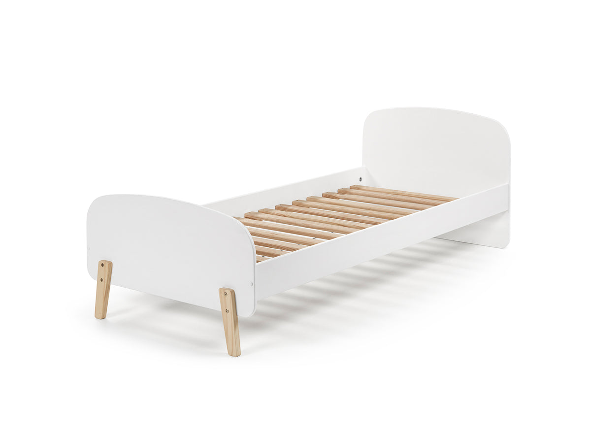 Deze KIDDY-combinatie in wit bestaat uit een bed (90 x 200 cm) met nachtkastje en 2-deurs kledingkast.