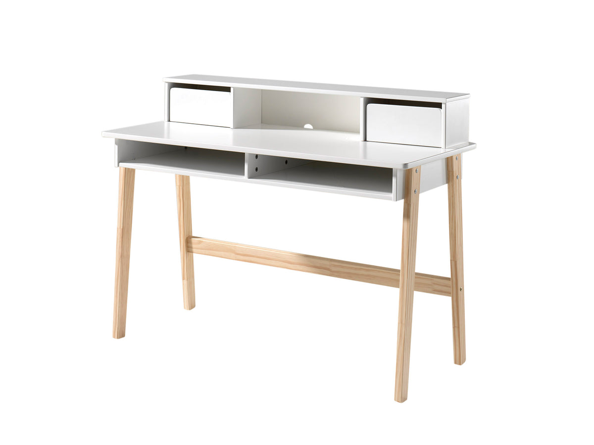 Deze KIDDY combinatie in wit bestaat uit een bed (90x200) met nachtkastje, 2-deurs kleerkast en bureau.