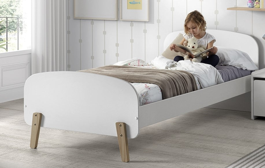 Deze KIDDY combinatie in wit bestaat uit een bed (90x200) met nachtkastje, 2-deurs kleerkast en bureau.